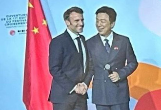马克龙现身北京参加艺术节开幕式 与黄渤握手