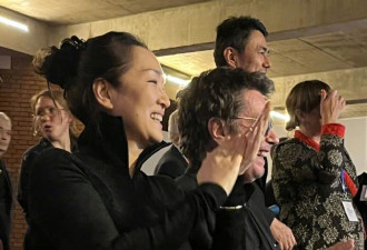 马克龙现身北京参加艺术节开幕式 与黄渤握手
