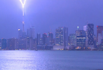 【视频】雷暴袭击大多伦多 CN塔再现被雷劈中瞬间