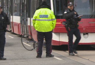市区自行车手被街车撞上