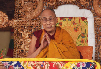 达赖喇嘛对小男孩说“吸我舌头”急道歉