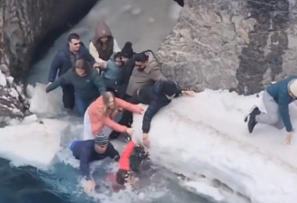 【视频】国家公园冰原崩塌，一群游客坠入冰湖