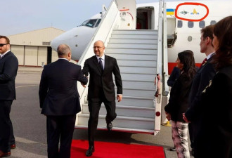 乌克兰总理出访寻求援助 乌记者抓细节