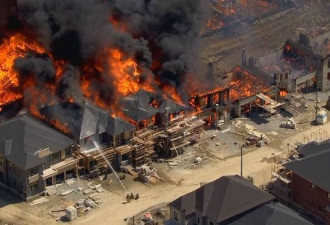 【视频】旺市社区大火烧毁35栋豪宅 每套价值200万以上