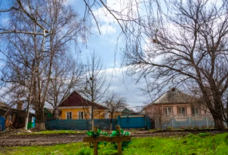 战火中的生与死：走访乌克兰前线小镇