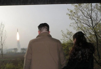 现场！金正恩再次携闺女观看新型洲际导弹发射