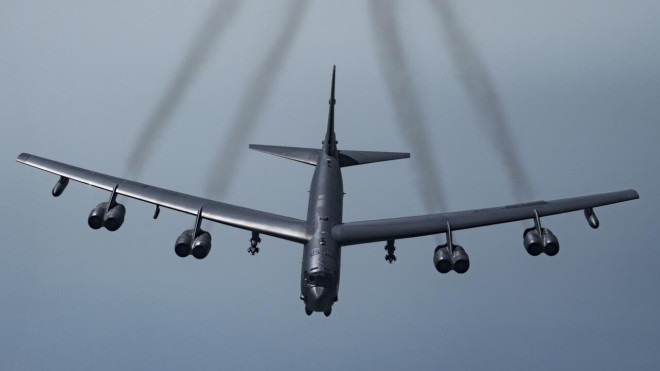 美国空军B-52H战略轰炸机飞抵韩半岛参加韩美联合空中演习