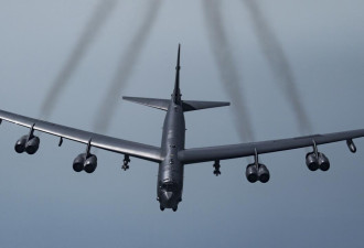 美军B-52H轰炸机飞抵韩半岛参加韩美联合空中演习