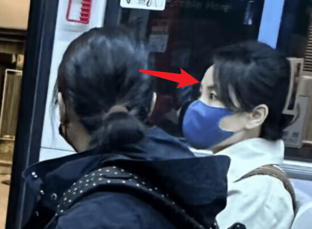 54岁王菲回国超接地气,被粉丝直勾勾围观到害羞- 娱乐八卦- 倍可亲