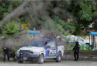 墨西哥水上乐园有人乱枪扫射 遗体堆小山
