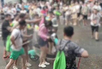 泼水节女孩遭多名男子掀雨衣，拍摄者：这是习俗