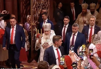 70岁普京现身莫斯科教堂，和上千人庆祝节日