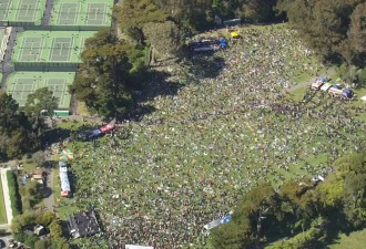 旧金山大麻节开幕 2万人一起“喷云吐雾”