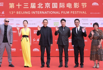 摔倒、甩裙子、狼狈让C 北影节红毯照清最真实的娱乐圈