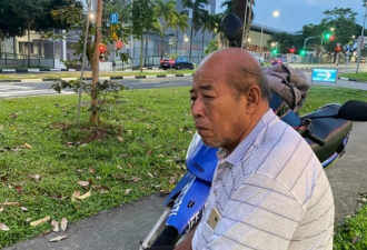 华裔老父亲感动全网！十年来每周凌晨从马来西亚骑摩托去新加坡