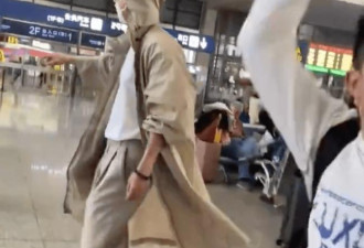 张杰谢娜机场被路人拍照 助理跳起打手机态度凶