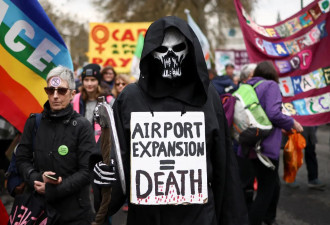 3万人伦敦街头怒吼 控诉气候犯罪
