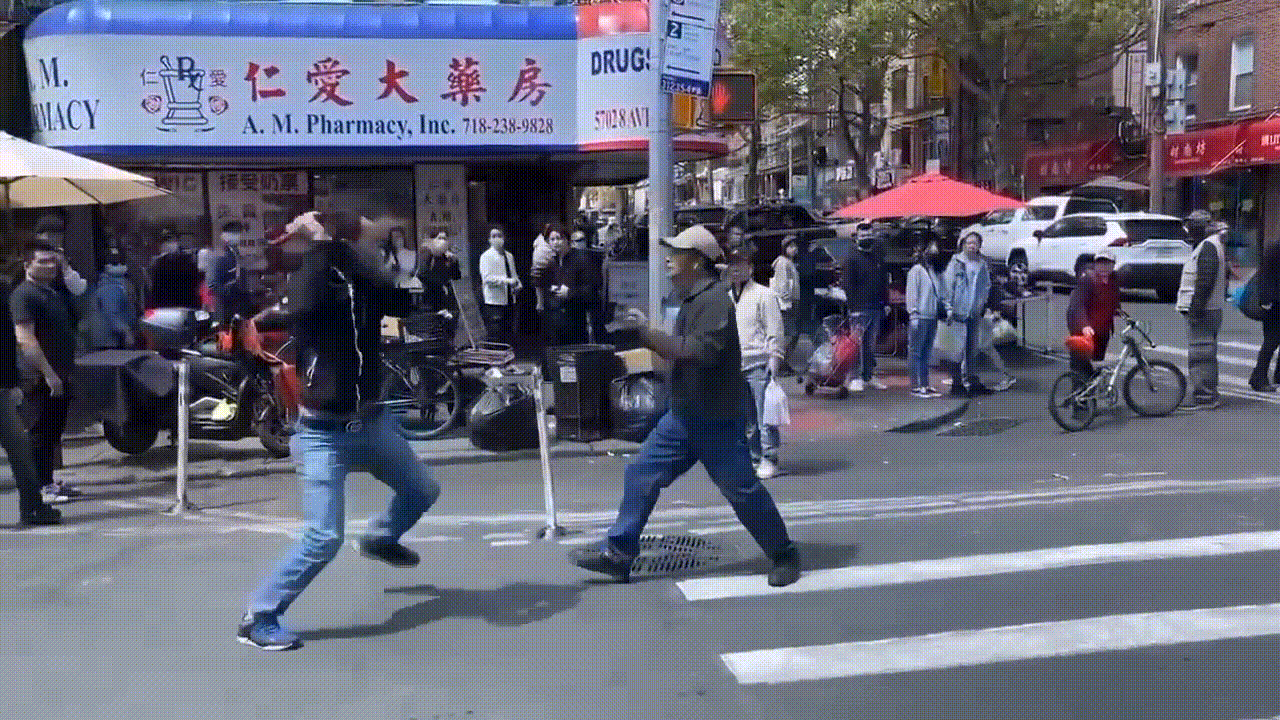 停车纠纷 纽约布鲁克林8大道2华裔当街持械斗殴
