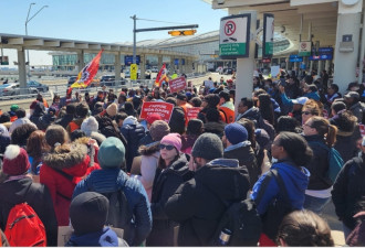 【视频】多伦多皮尔逊机场告急 大批罢工公务员聚集航站楼