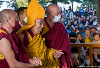 在达赖喇嘛“亲吻事件”的争议的背后