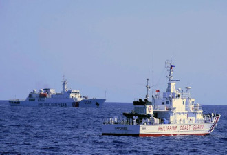中国海警船拦阻菲律宾海警船差点撞船