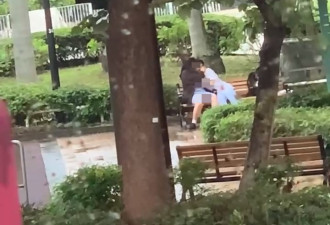 学生情侣公园激吻影片疯传！雨中激吻伸手入衫，后续更震撼