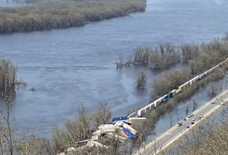 一火车在威斯康星州脱轨后 掉入密西西比河