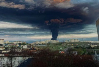 俄控塞瓦斯托波尔油库遭无人机袭击,浓烟直冲云霄