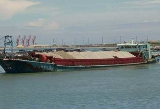 运砂船菲律宾海域翻侧，15名船员获救，中国船员2人遇难2人失联