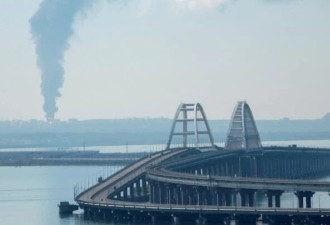 克里米亚大桥附近俄罗斯燃料库着火