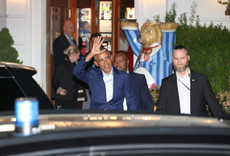 奥巴马现身柏林，与默克尔及其丈夫共进晚餐