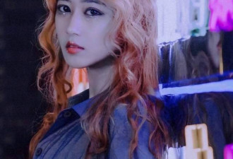 曝演员李明德床照！和女制片人在酒店赤身被拍