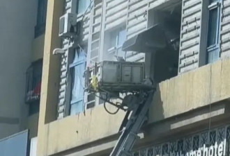 哈尔滨私砸承重墙居民楼现场：撤离酒店
