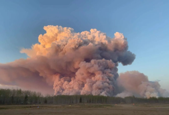 【视频】恐怖！加拿大这里林火失控 逾万居民逃离家园