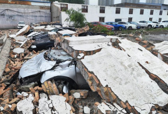 西安墙体倒塌砸毁劳斯莱斯现场实探:17辆车仍被埋