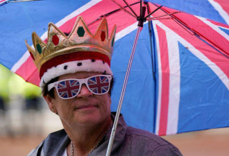 英国皇室粉丝守候加冕不忘拼创意，造型超吸睛