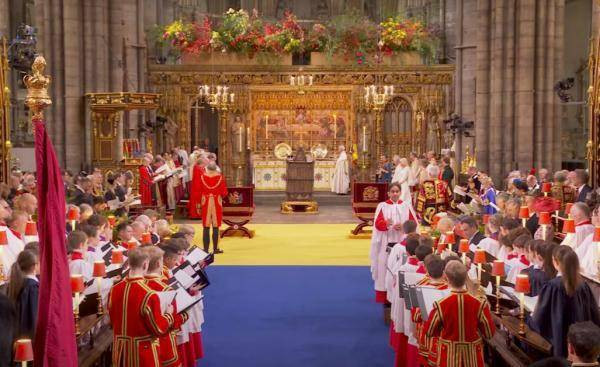 英国王查尔斯三世加冕教堂现乌克兰国旗色地毯?白金汉宫:是个巧合_威斯敏斯特_仪式_蓝色