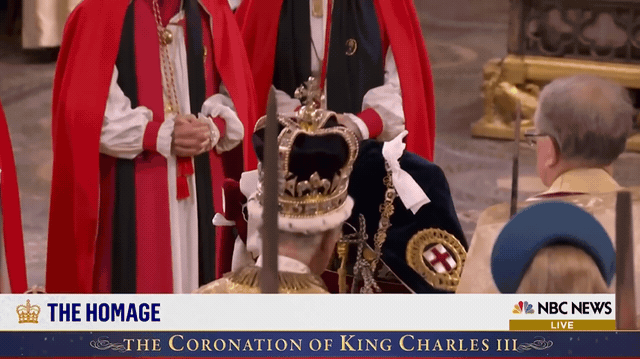 查理三世在加冕仪式 向儿子轻声说这三个字