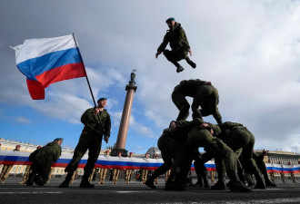 俄罗斯“胜利日”游行，竟是女兵的裙子