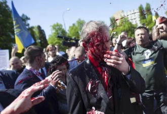 俄驻波兰大使献花圈被包围羞辱 被泼红漆