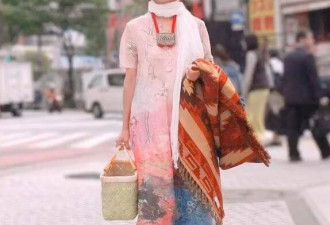 62岁杨丽萍时尚街拍 一袭长裙仙气十足
