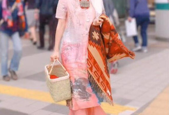 62岁杨丽萍时尚街拍 一袭长裙仙气十足