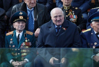 白俄总统卢卡申科手缠绷带提前离开莫斯科 克宫回应