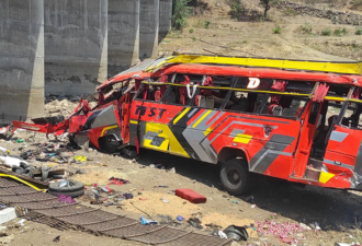 司机睡着？ 印度巴士撞破护栏坠桥 至少22死35伤