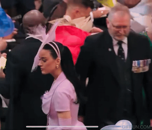 凯蒂佩芮出席英王加冕 一脸茫然找座位 笑翻全网