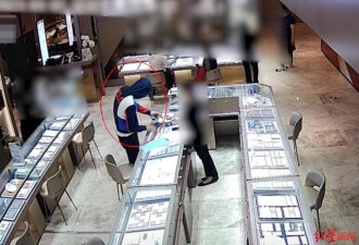 一男两女在重庆商场狂购240万黄金,牵出洗钱大案