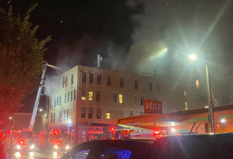 新西兰酒店爆大火：火势凶猛吞没顶楼 至少10死！