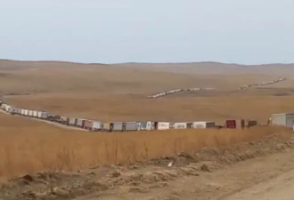 “中俄边境700辆卡车排队等待” 拥堵长达11公里
