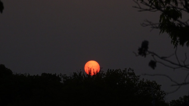A red sun appears on the horizon in Mississauga, Ont. on May 16, 2023. (Natasha O'Neill/ CTVNews.ca)