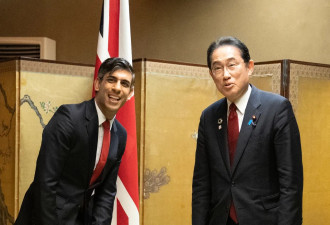 G7有趣一幕：两位首相会面 用袜子外交